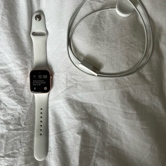 Apple Watch SE GPS + Cellular, 40mm Gold Aluminum - Picture 1 of 3